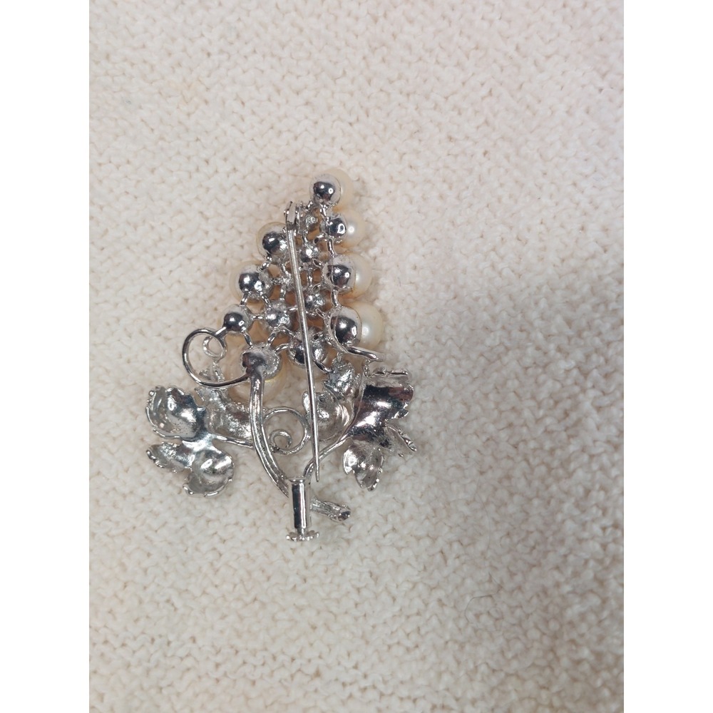 Brooch Faux Pearl Grape Cluster Silver Tone Leaf MCM Grandmillennial Vintage - Picture 5 of 8